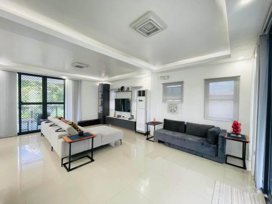 FOR SALE MODERN ELEGANT RETIREMENT HOME WITH SPACEOUS BACKYARD NEAR THE VALLEYS