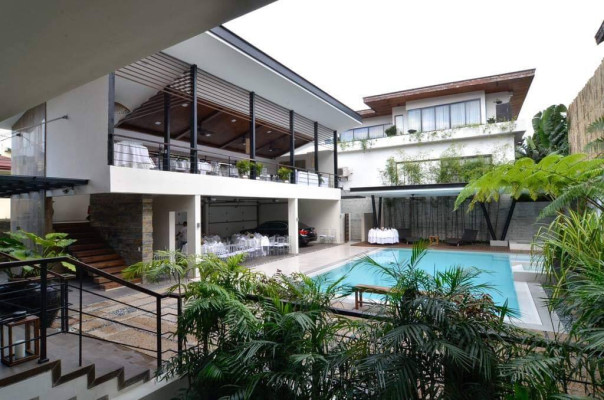 Snatch this Corner House in Valle Verde