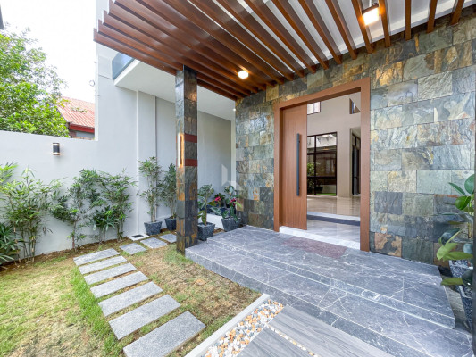 Elegant Modern Contemporary House and Lot For Sale in BF Resort