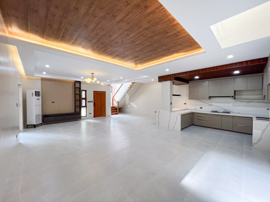 Sophisticated Modern Home with Mountain and City View For Sale