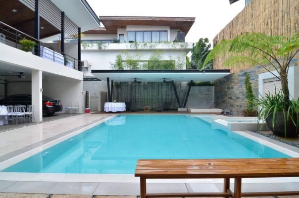 Snatch this Corner House in Valle Verde