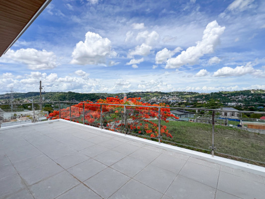 Stunning Modern House with Overlooking View in Eastland Heights