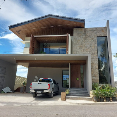 4 BEDROOM HOUSE WITH 3 CAR PARKING IN MANDAUE CEBU