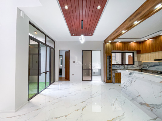 Elegant Modern Contemporary House and Lot For Sale in BF Resort