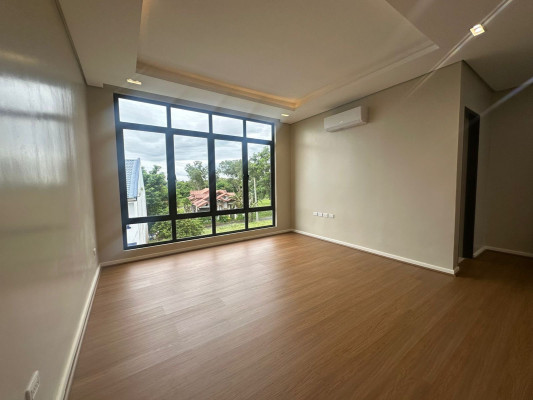 Sleek 5-Bedroom House and Lot for Sale