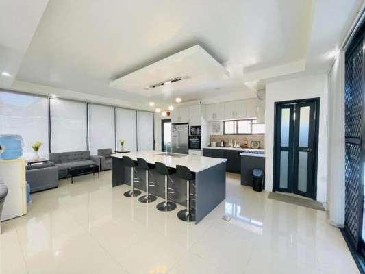 FOR SALE MODERN ELEGANT RETIREMENT HOME WITH SPACEOUS BACKYARD NEAR THE VALLEYS