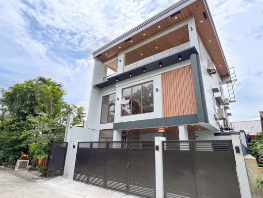 Sophisticated Modern Home with Mountain and City View For Sale