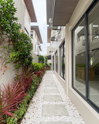 Classic Modern Contemporary House and Lot in BF Homes