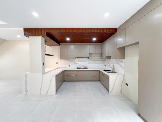 Sophisticated Modern Home with Mountain and City View For Sale
