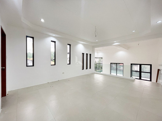 Elegant Modern Contemporary House and Lot in Marcelo Green Village