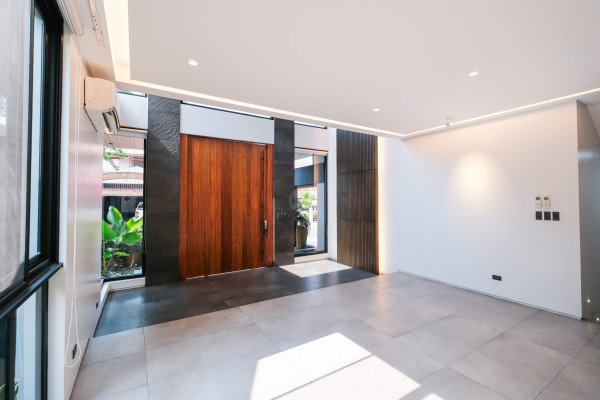 Astonishing 5-Bedroom House and Lot