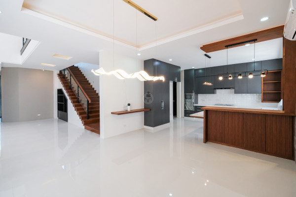 Sneak in this Brand-New 5-Bedroom Home in BF Homes