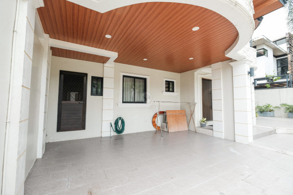 Inviting 5-Bedroom House and Lot for Sale