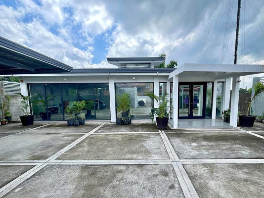 FOR SALE MODERN ELEGANT RETIREMENT HOME WITH SPACEOUS BACKYARD NEAR THE VALLEYS
