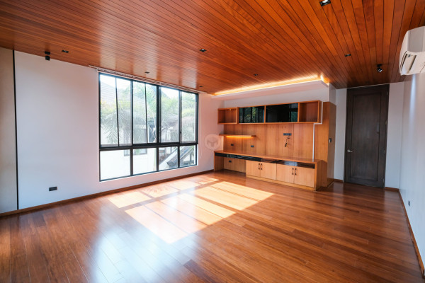 Astonishing 5-Bedroom House and Lot