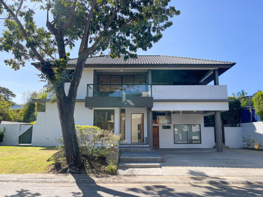 Classy Contemporary House and Lot For Sale