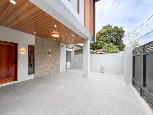 Sophisticated Modern Home with Mountain and City View For Sale