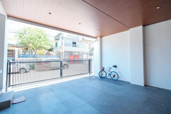 Sneak in this Brand-New 5-Bedroom Home in BF Homes