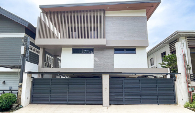 Classy Semi-furnished Modern Contemporary