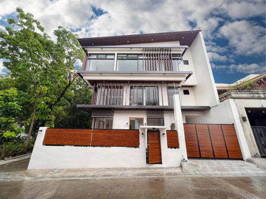 Beautifully Designed 3-Storey Modern Compact Home