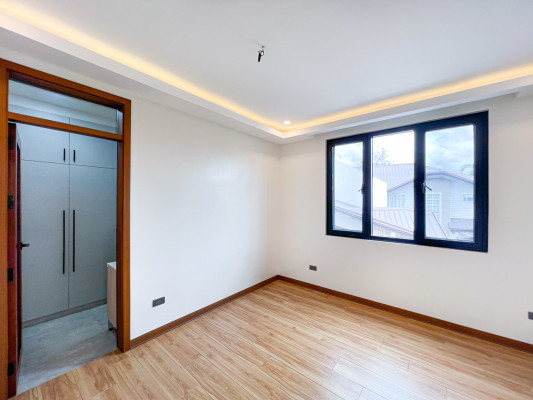Sale: Sophisticated Modern Contemporary Home