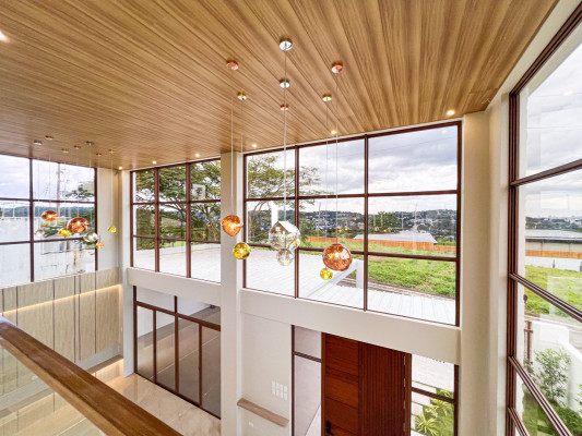 Stunning Modern House with Overlooking View in Eastland Heights