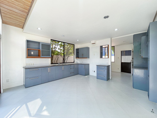 Classy Contemporary House and Lot For Sale