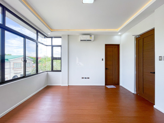 Elegant Modern Contemporary House and Lot For Sale in BF Resort