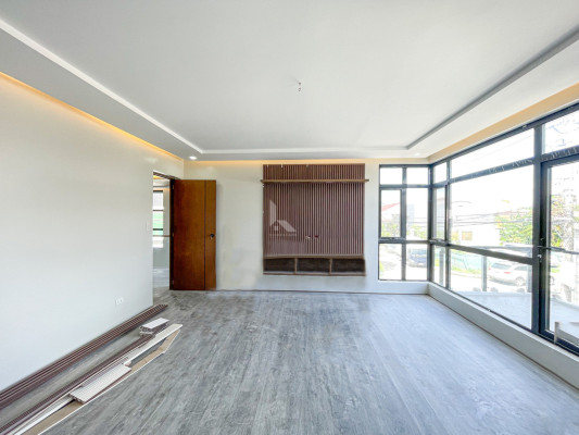 Classy Corner House and Lot For Sale
