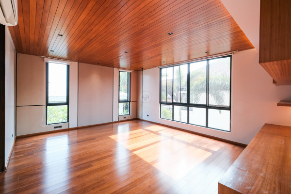 Astonishing 5-Bedroom House and Lot