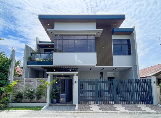 Elegant Modern Contemporary House and Lot For Sale in BF Resort