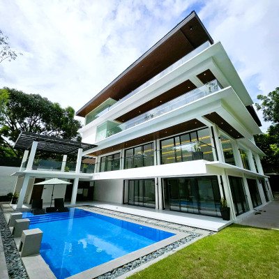 Stunning 8-Bedroom House and Lot for Sale