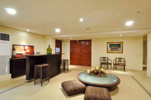Snatch this Corner House in Valle Verde