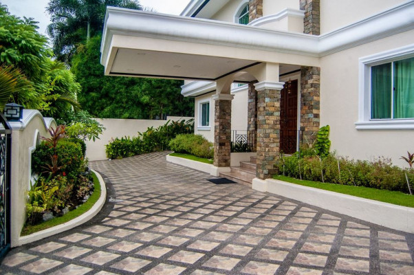 4BR HOUSE AND LOT FOR SALE AT HILLSBOROUGH ALABANG VILLAGE