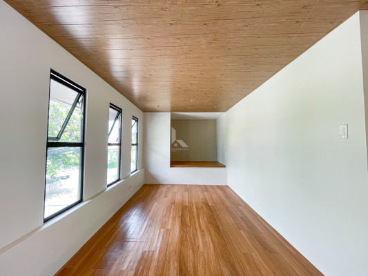 Elegant Modern Bungalow Home with Mezzanine Floor For Sale