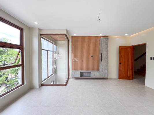 Sophisticated Modern Home with Mountain and City View For Sale
