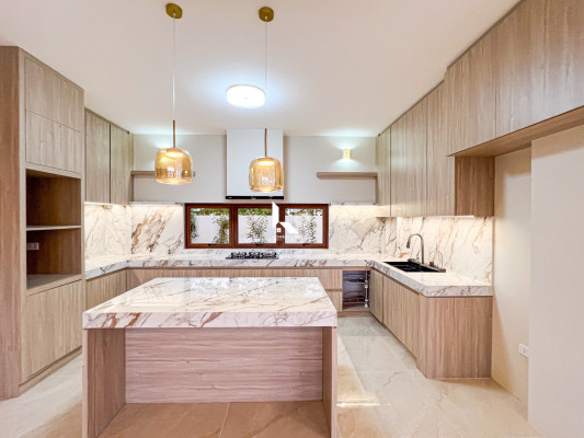 Stunning Modern House with Overlooking View in Eastland Heights