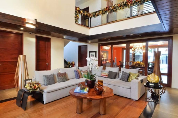 Snatch this Corner House in Valle Verde