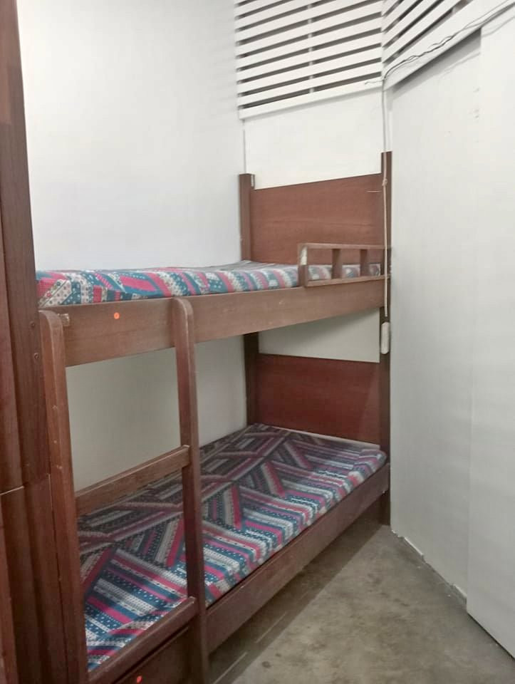 8 beds 2 baths Room only