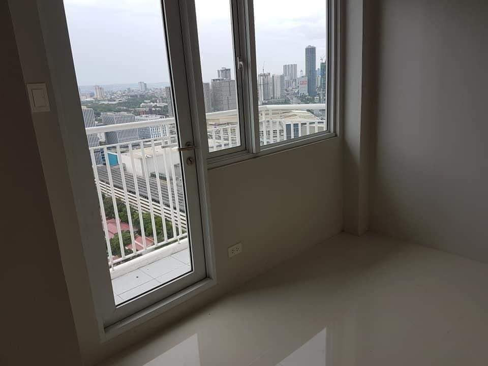 FOR RENT Grass Residences Bare unit 1BR with balcony