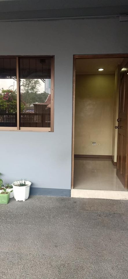 1 Unit w/Bed Room with parking