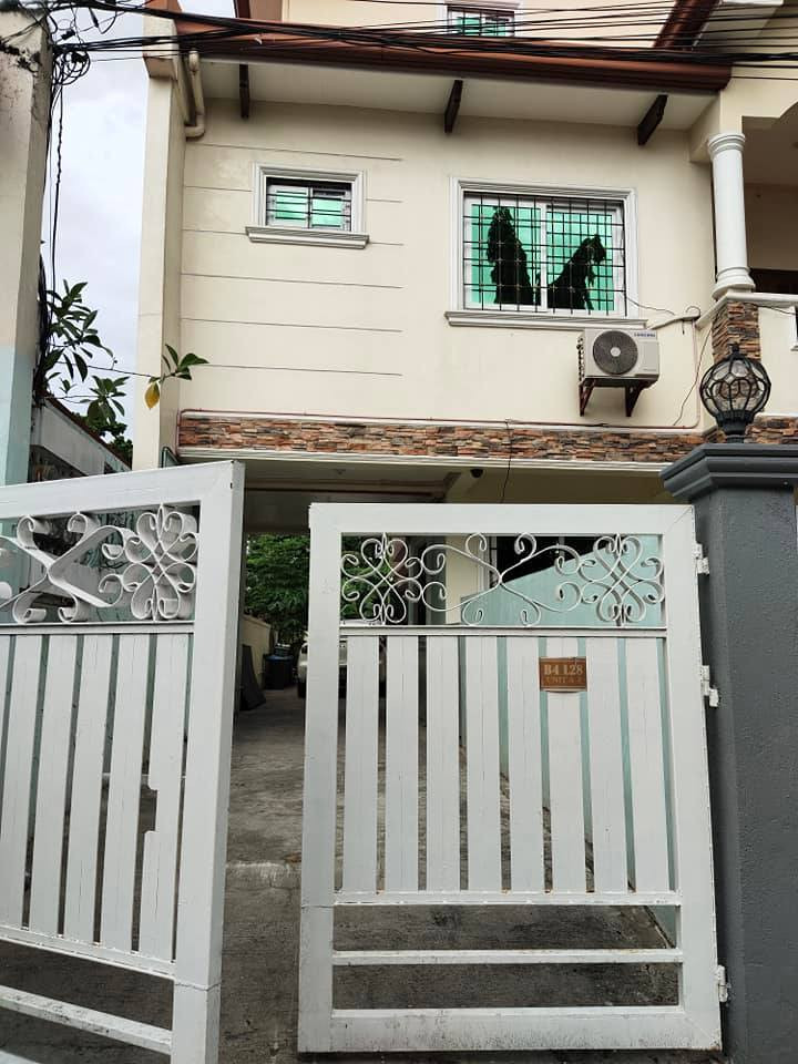 2 BR Townhouse for Rent in Las Piñas Village near SM Center and City Hall