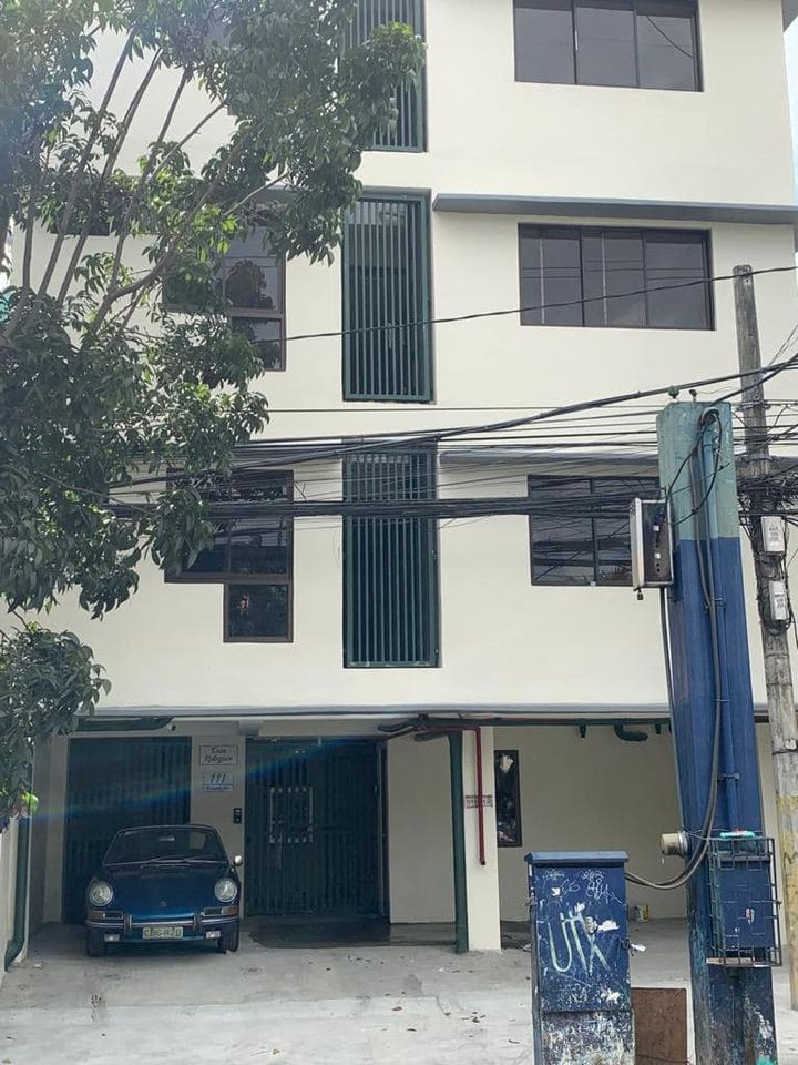Beds & Rooms Available less than 5mins from BGC (along Kalayaan Ave)