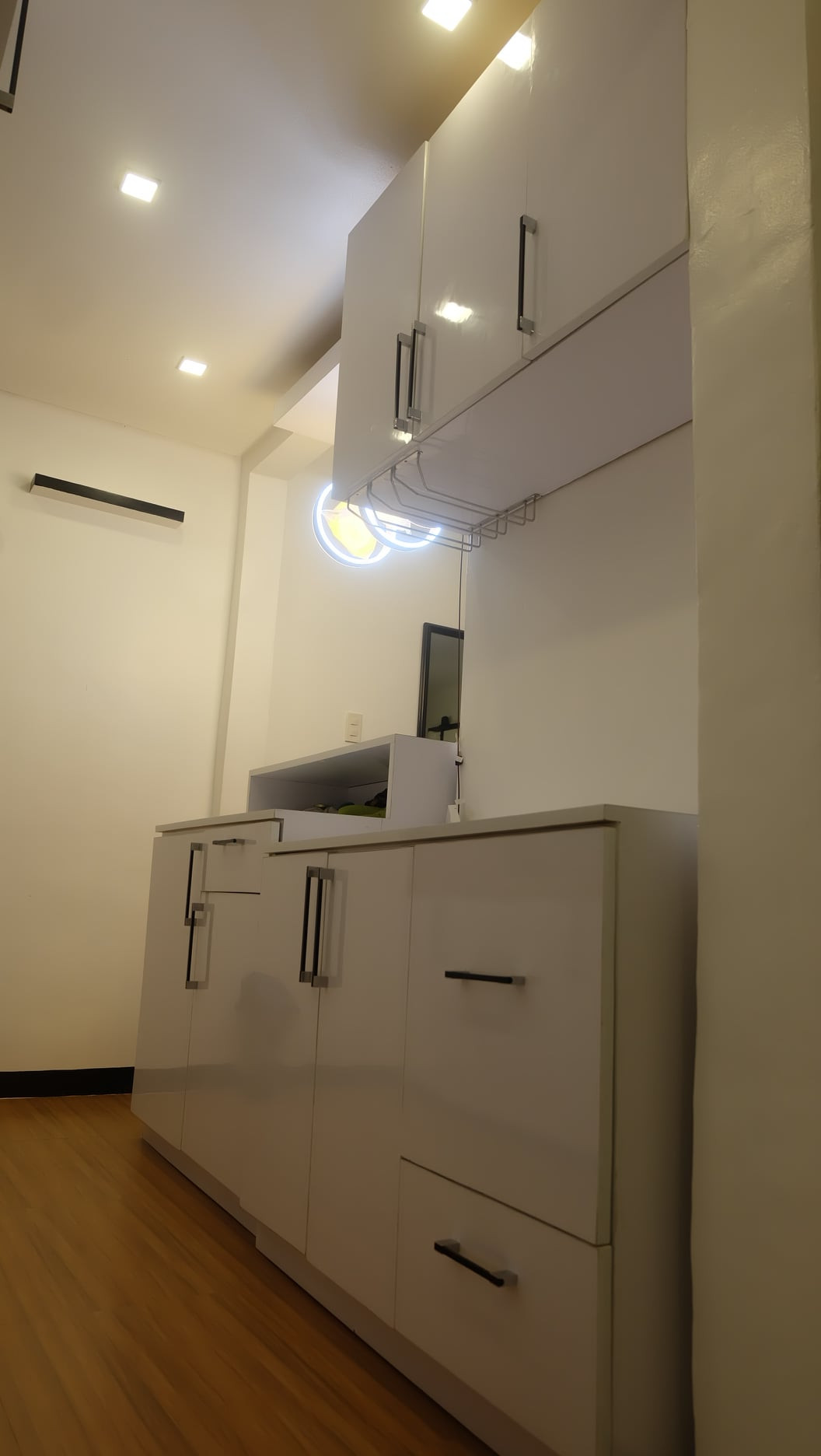 Female bedspace in Makati terraces condo. Davila street, Barangay tejeros Makati