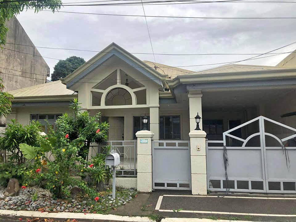 Bungalow house for rent at BF Homes Parañaque