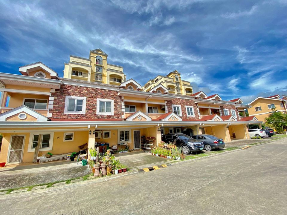 3 Beds 2 Baths Townhouse
