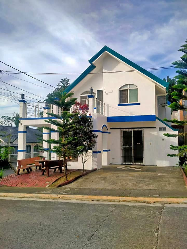 Corner Lot two storey HOUSE FOR RENT good as New Ist come ist serve