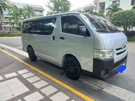 2022 Toyota hiace commuter van for rent