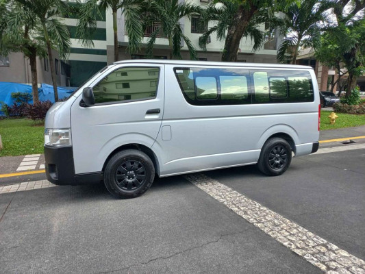 2022 Toyota hiace commuter van for rent
