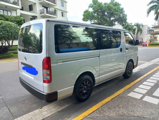 2022 Toyota hiace commuter van for rent